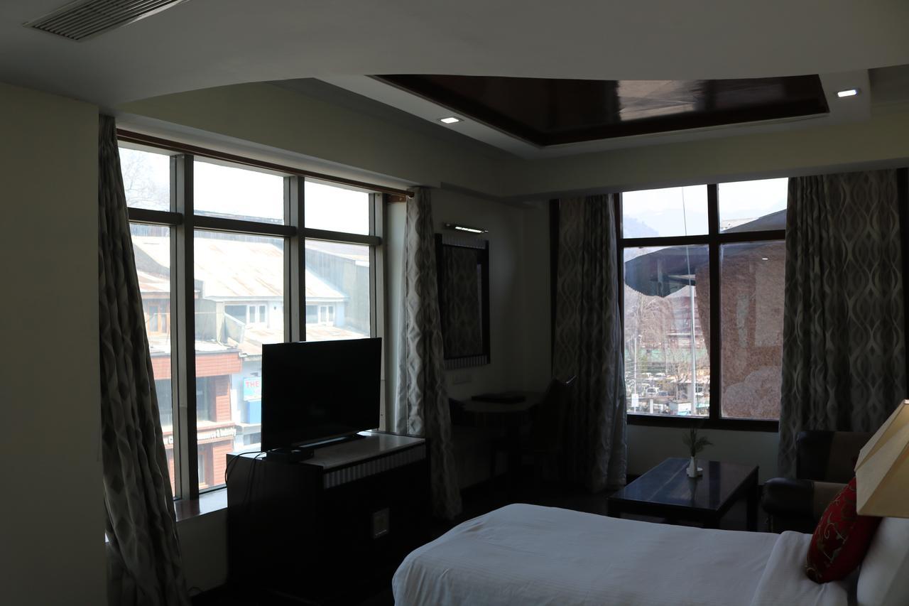 Hotel The Residency Srinagar Экстерьер фото